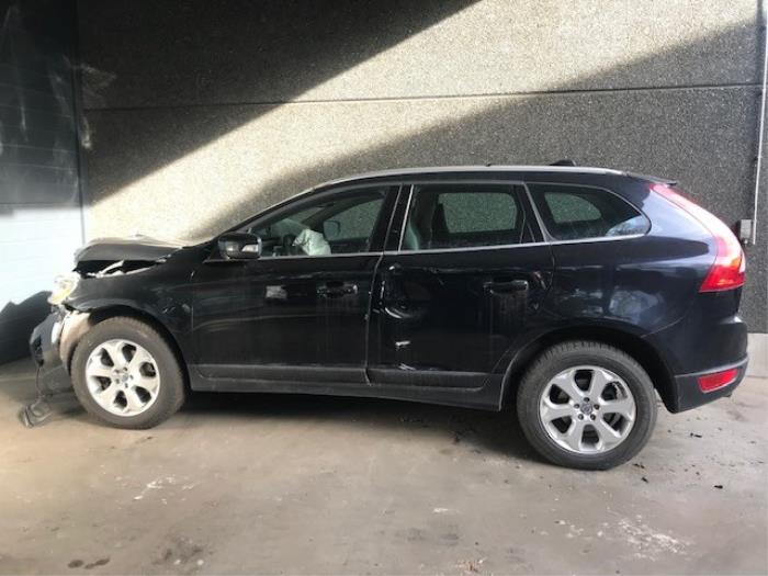 Volvo XC60 I 2.4 D3 20V Épave (2010, Métallisé, Noir)