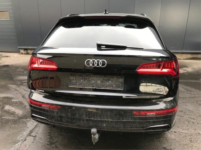 Audi Q5 2.0 40 TDI 16V Quattro Samochód złomowany (2019, Metalik, Czarny)