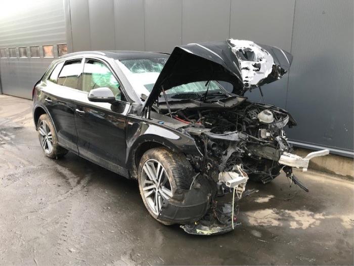 Audi Q5 2.0 40 TDI 16V Quattro Salvage vehicle (2019, Metallic, Black)