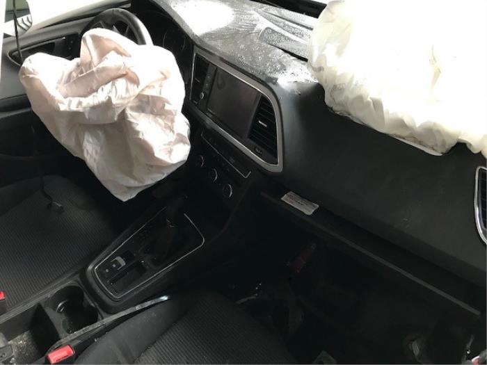 Seat Leon 1.6 TDI 16V Samochód złomowany (2019, Srebrny)