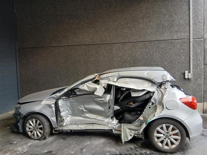 Mercedes A 1.6 A-180 16V Samochód złomowany (2017, Srebrny)