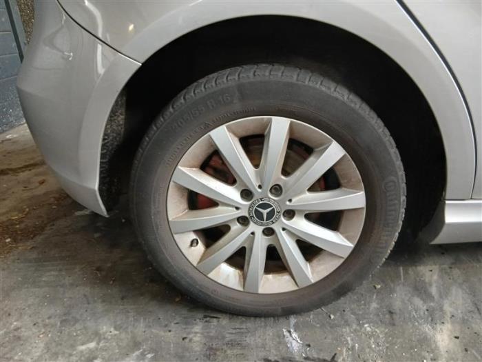Mercedes A 1.6 A-180 16V Samochód złomowany (2017, Srebrny)