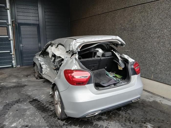 Mercedes A 1.6 A-180 16V Samochód złomowany (2017, Srebrny)