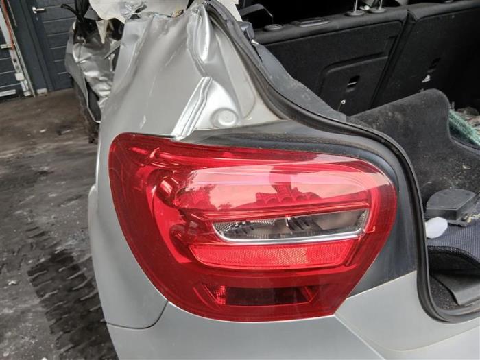 Mercedes A 1.6 A-180 16V Samochód złomowany (2017, Srebrny)