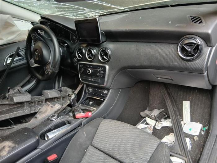 Mercedes A 1.6 A-180 16V Samochód złomowany (2017, Srebrny)