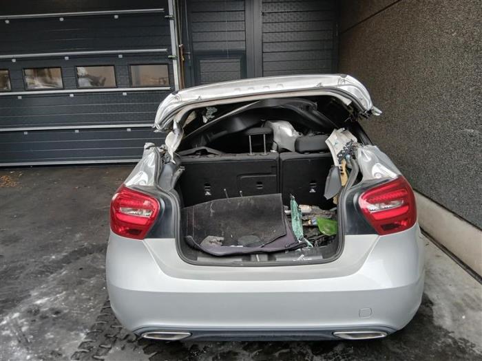 Mercedes A 1.6 A-180 16V Samochód złomowany (2017, Srebrny)