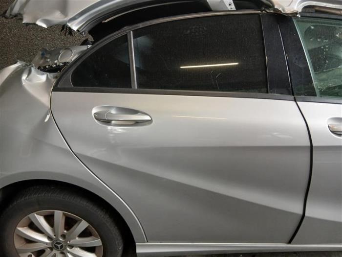 Mercedes A 1.6 A-180 16V Samochód złomowany (2017, Srebrny)