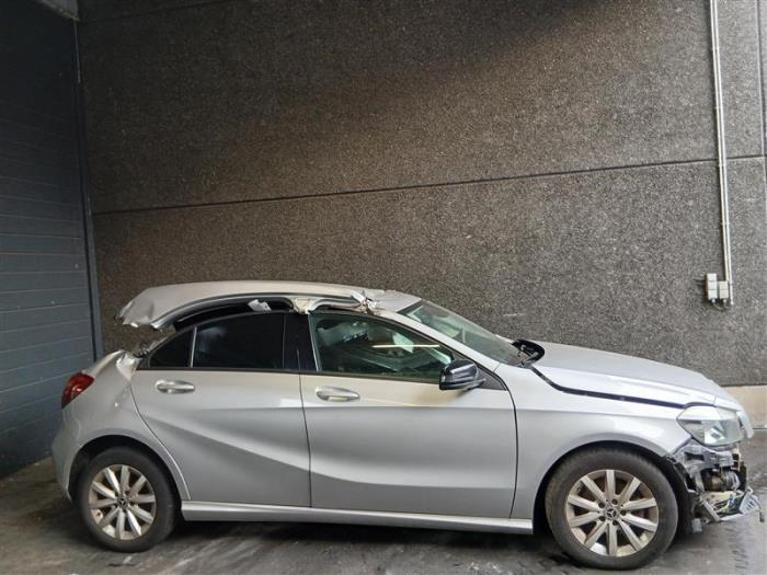 Mercedes A 1.6 A-180 16V Samochód złomowany (2017, Srebrny)