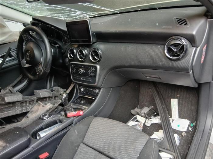 Mercedes A 1.6 A-180 16V Samochód złomowany (2017, Srebrny)