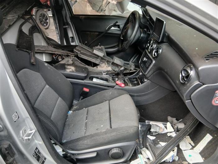 Mercedes A 1.6 A-180 16V Samochód złomowany (2017, Srebrny)