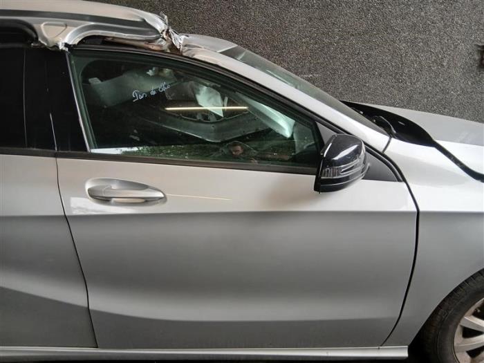 Mercedes A 1.6 A-180 16V Samochód złomowany (2017, Srebrny)