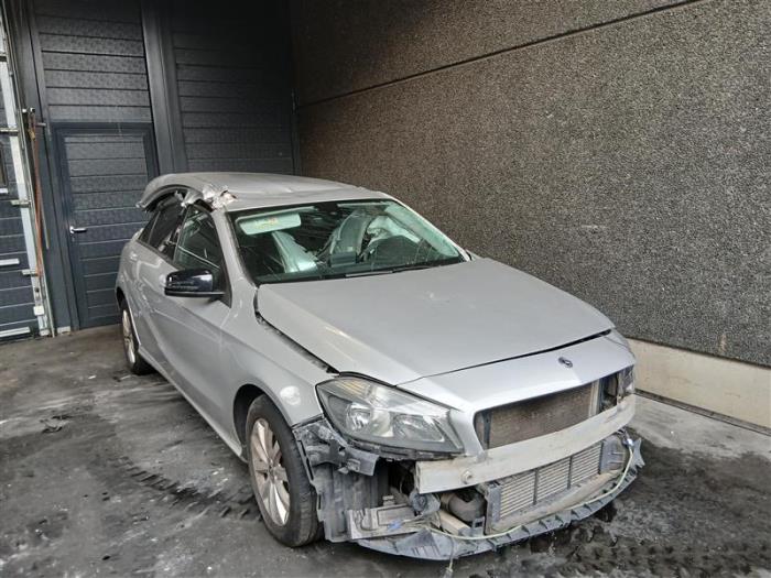 Mercedes A 1.6 A-180 16V Samochód złomowany (2017, Srebrny)