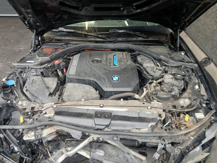 BMW 3 serie Touring 330e 2.0 TwinPower Turbo 16V Salvage vehicle (2020, Black)