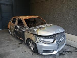 Audi A1 Sportback 1.4 TDI Ultra 12V Épave (2015, Argenté)