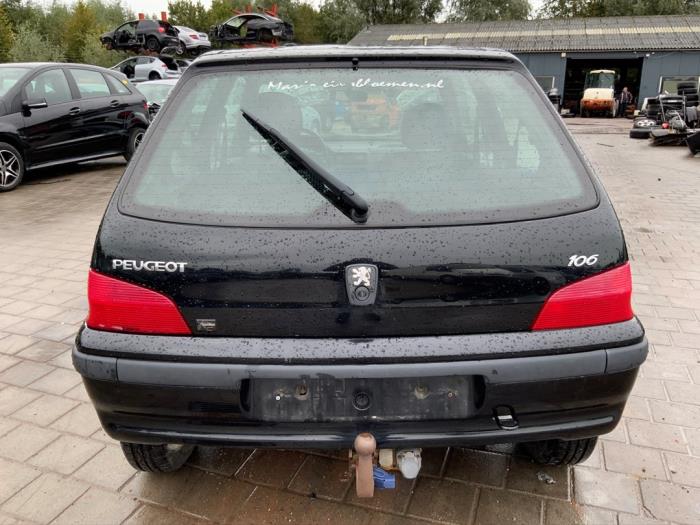 Peugeot 106 II 1.1 XN,XR,XT,Accent Samochód złomowany (2002, Czarny)