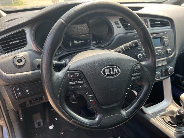 Kia Cee'd Sportswagon 1.6 CRDi 16V VGT Samochód złomowany (2013, Czarny)