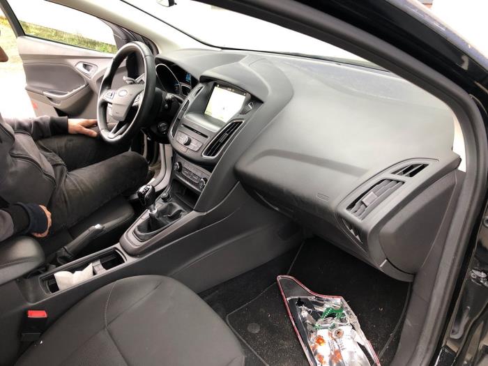 Ford Focus 3 Wagon 1.0 Ti-VCT EcoBoost 12V 125 Vehículo de desguace (2017, Negro)