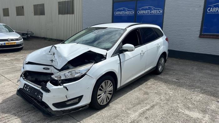 Ford Focus 3 Wagon 1.0 Ti-VCT EcoBoost 12V 125 Vehículo de desguace (2015, Rosa, Blanco)