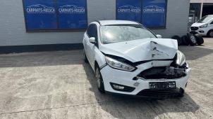 Ford Focus 3 Wagon 1.0 Ti-VCT EcoBoost 12V 125 Vehículo de desguace (2015, Rosa, Blanco)