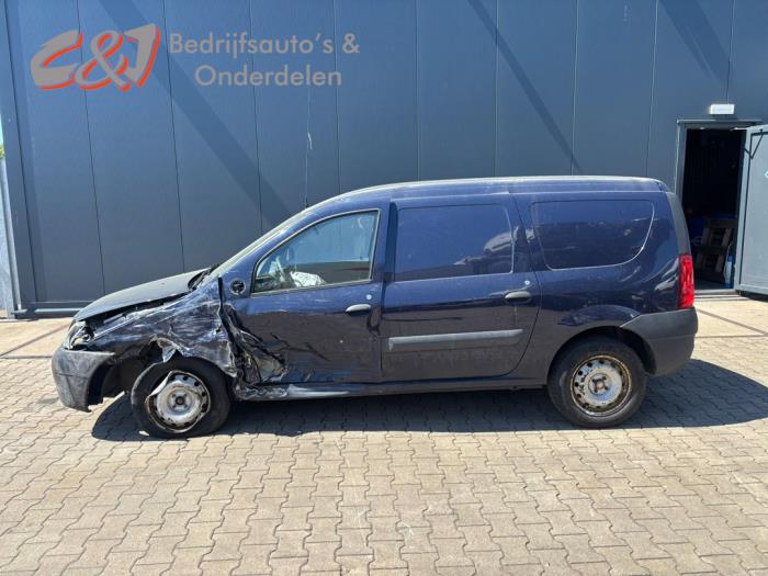 Dacia Logan Express 1.6 Samochód złomowany (2010, Niebieski)