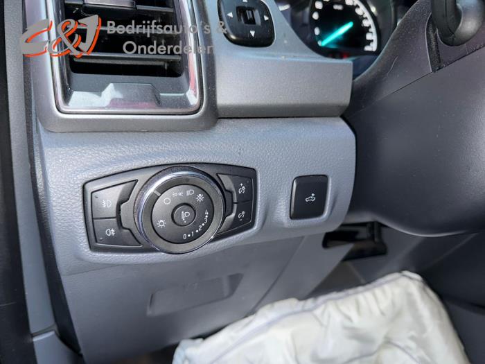 Ford Ranger 3.2 TDCI 20V 4x4 Samochód złomowany (2018, Ciemny, Czerwony)