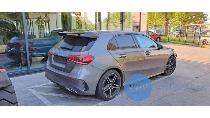 Mercedes A 1.3 A-180 Turbo 16V Vehículo de desguace (2019, Berenjena, Gris plateado, Gris)