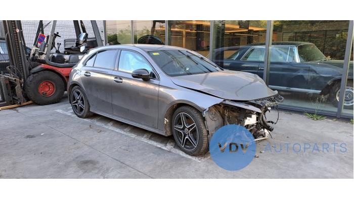 Mercedes A 1.3 A-180 Turbo 16V Vehículo de desguace (2019, Berenjena, Gris plateado, Gris)