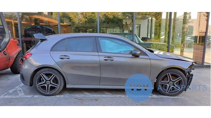 Mercedes A 1.3 A-180 Turbo 16V Vehículo de desguace (2019, Berenjena, Gris plateado, Gris)