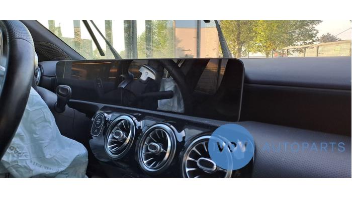 Mercedes A 1.3 A-180 Turbo 16V Vehículo de desguace (2019, Berenjena, Gris plateado, Gris)