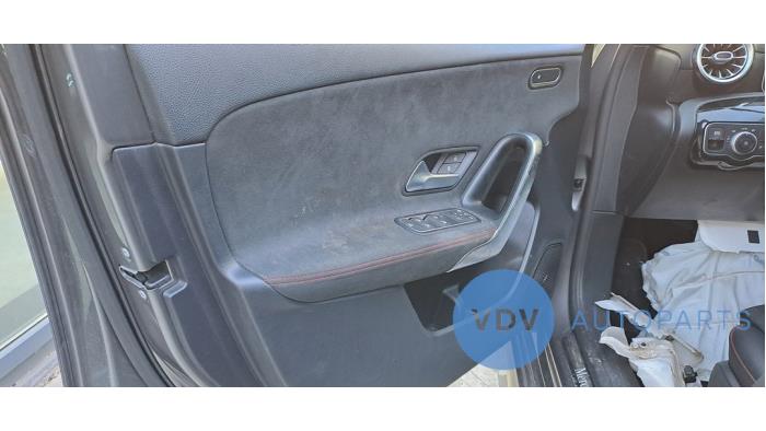 Mercedes A 1.3 A-180 Turbo 16V Vehículo de desguace (2019, Berenjena, Gris plateado, Gris)