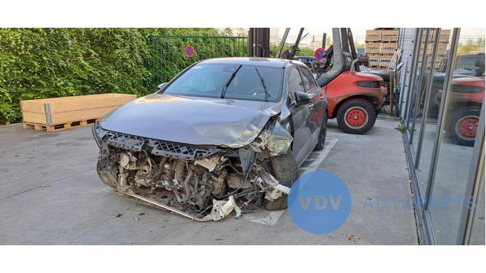 Mercedes A 1.3 A-180 Turbo 16V Vehículo de desguace (2019, Berenjena, Gris plateado, Gris)