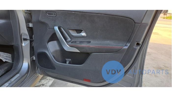 Mercedes A 1.3 A-180 Turbo 16V Vehículo de desguace (2019, Berenjena, Gris plateado, Gris)