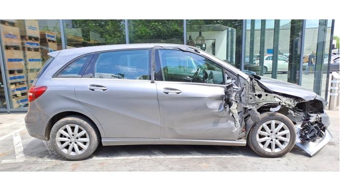 Mercedes B 1.5 B-180 CDI,d 16V Épave (2015, Aubergine, Gris argenté, Gris)