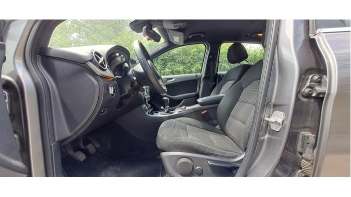 Mercedes B 1.5 B-180 CDI,d 16V Épave (2015, Aubergine, Gris argenté, Gris)