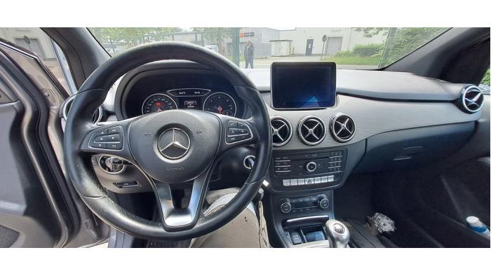 Mercedes B 1.5 B-180 CDI,d 16V Épave (2015, Aubergine, Gris argenté, Gris)