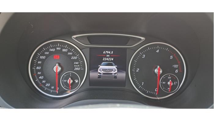 Mercedes B 1.5 B-180 CDI,d 16V Épave (2015, Aubergine, Gris argenté, Gris)