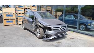 Mercedes B 1.5 B-180 CDI,d 16V Épave (2015, Aubergine, Gris argenté, Gris)