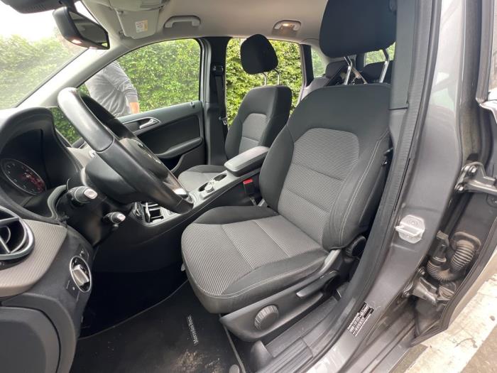 Mercedes B 1.6 B-180 BlueEFFICIENCY Turbo 16V Vehículo de desguace (2015, Gris)