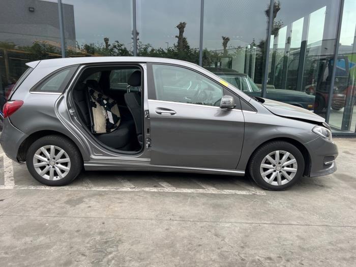 Mercedes B 1.6 B-180 BlueEFFICIENCY Turbo 16V Vehículo de desguace (2015, Gris)