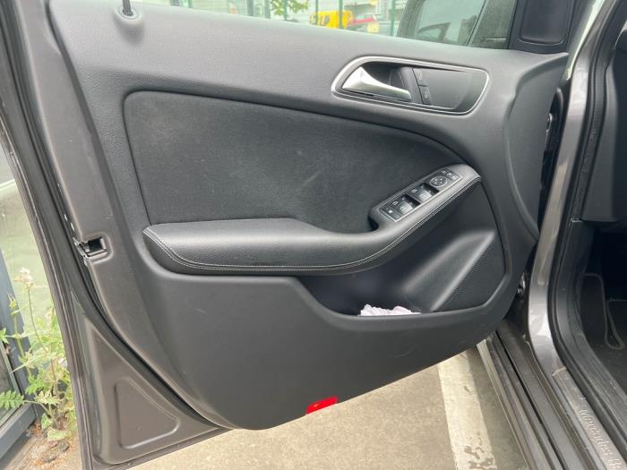 Mercedes B 1.6 B-180 BlueEFFICIENCY Turbo 16V Vehículo de desguace (2015, Gris)