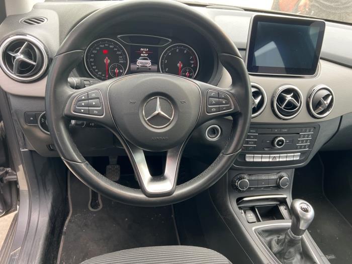 Mercedes B 1.6 B-180 BlueEFFICIENCY Turbo 16V Vehículo de desguace (2015, Gris)