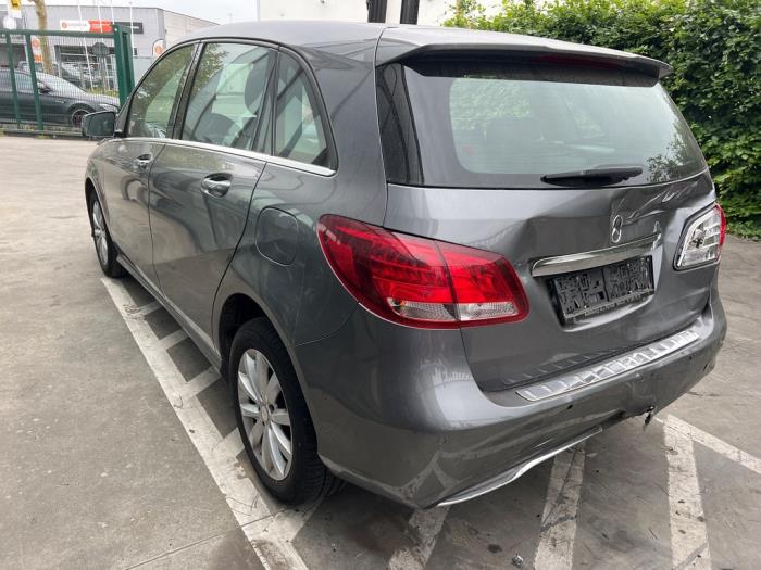 Mercedes B 1.6 B-180 BlueEFFICIENCY Turbo 16V Vehículo de desguace (2015, Gris)