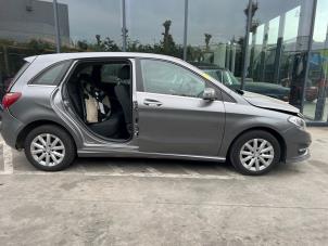 Mercedes B 1.6 B-180 BlueEFFICIENCY Turbo 16V Vehículo de desguace (2015, Gris)