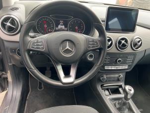 Mercedes B 1.6 B-180 BlueEFFICIENCY Turbo 16V Vehículo de desguace (2015, Gris)