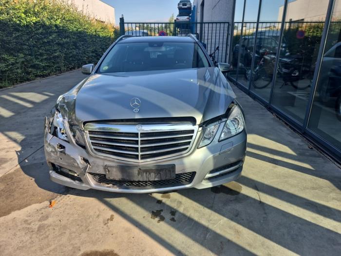 Mercedes E Estate E-200 CDI 16V BlueEfficiency,BlueTEC Vehículo de desguace (2012, Plateado)