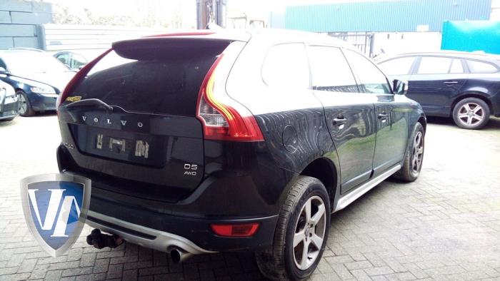 Volvo XC60 I 2.4 D5 20V AWD Geartronic Schrottauto (2012, Metallic, Schwarz)