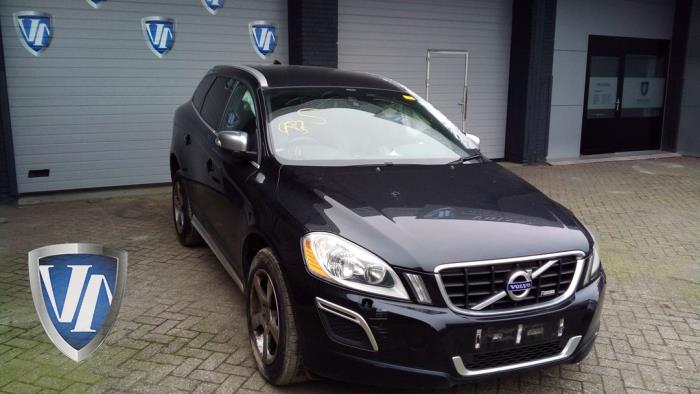 Volvo XC60 I 2.4 D5 20V AWD Geartronic Schrottauto (2012, Metallic, Schwarz)