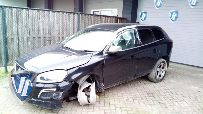 Volvo XC60 I 2.4 D5 20V AWD Geartronic Schrottauto (2012, Metallic, Schwarz)
