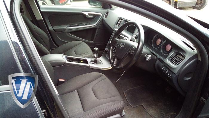 Volvo V60 I 2.0 D3 20V Schrottauto (2012, Metallic, Schwarz)
