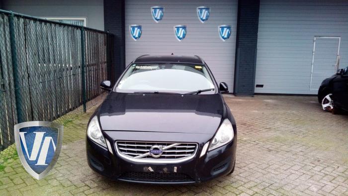 Volvo V60 I 2.0 D3 20V Schrottauto (2012, Metallic, Schwarz)